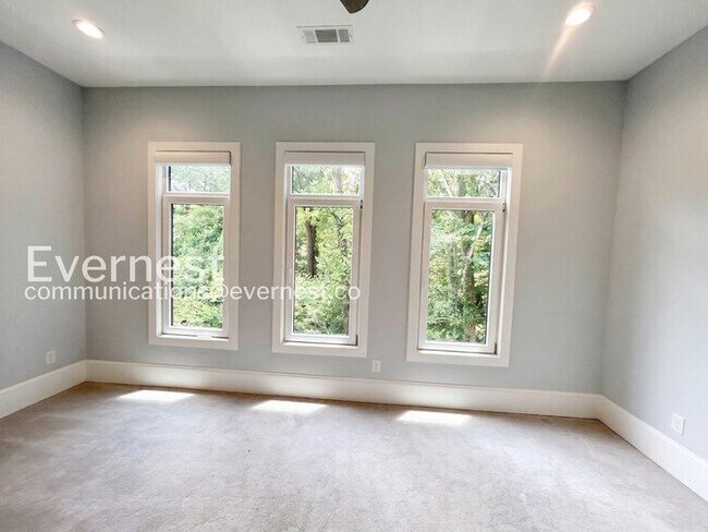 Building Photo - 5-Bed/4-Bath/Voucher Accepted/Available Now!