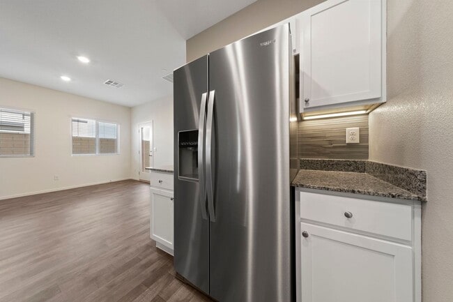 Building Photo - Spacious Single Level with Stunning Mounta...