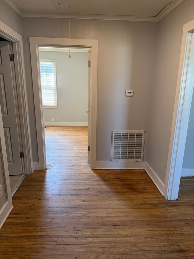 Building Photo - Adorable Cottage with detached garage Lebanon TN