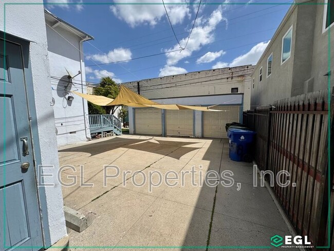 Building Photo - 848 S Detroit St