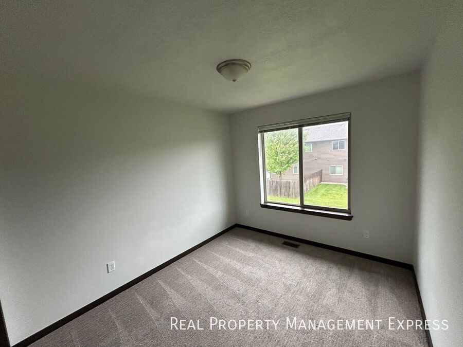 Building Photo - 2214 S Ronsiek Ave