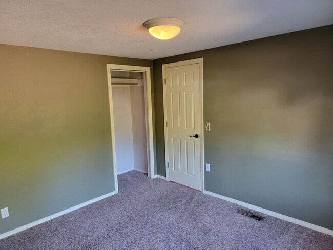 Building Photo - Charming 3 Bed, 1 Bath House with Fenced Yard, Bonus Room and Close to Willamette Park !