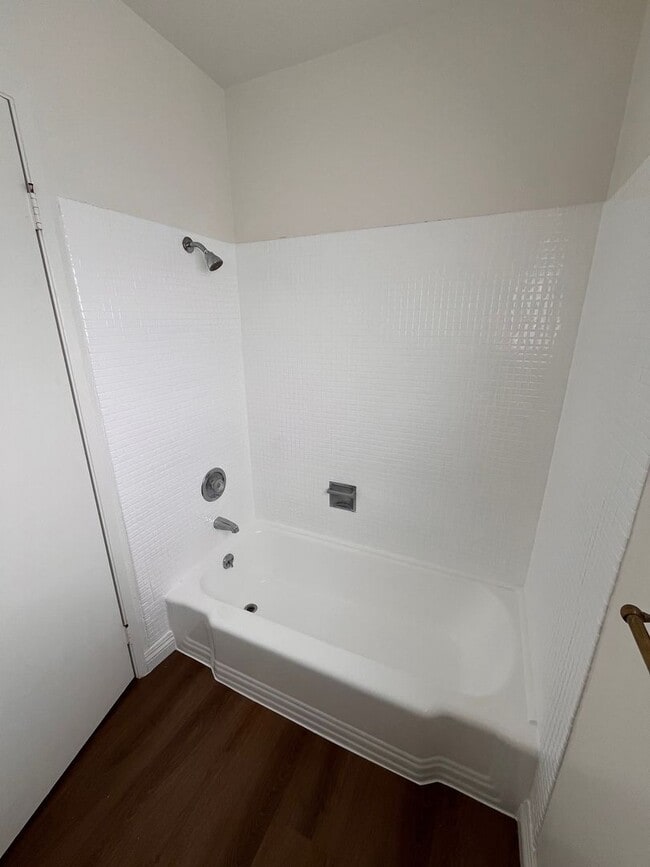 Building Photo - 1 Bedroom/1Bath Located in Downtown Long B...
