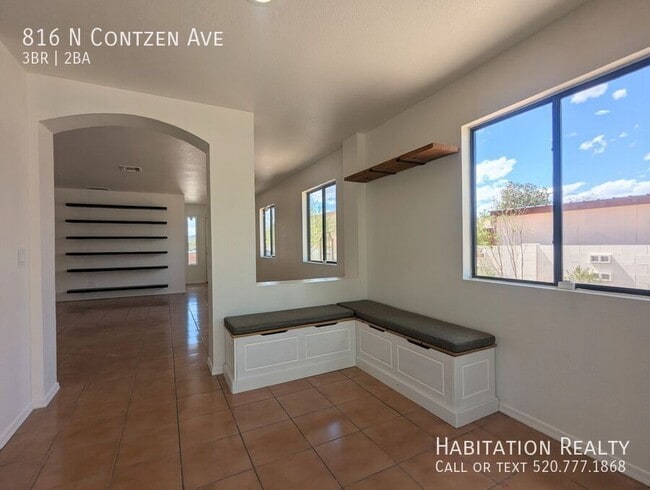 Building Photo - 816 N Contzen Ave