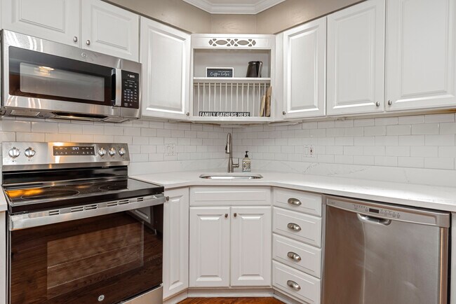 Building Photo - 15580 Birwood Ave