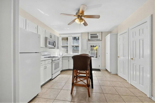 Building Photo - 105 8th St