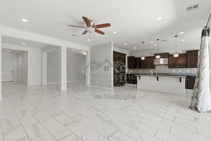 Building Photo - 1083 E Holland Park Dr
