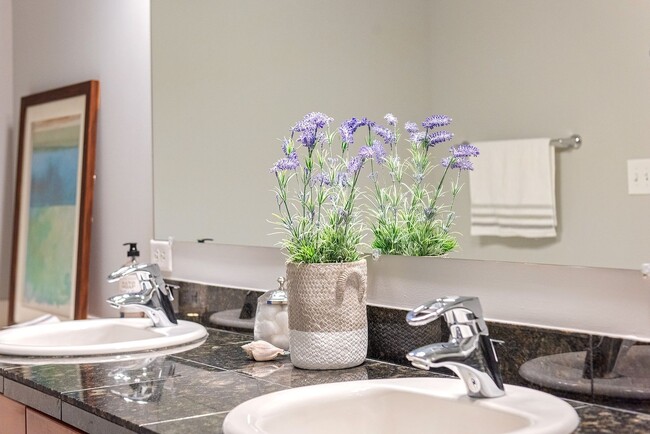 Building Photo - 2B/2B Luxury Louisville Condo with Mountai...