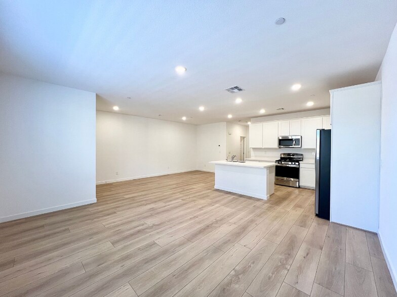 Building Photo - 1546 Eva Xing Pl