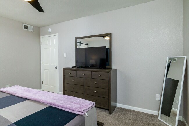 Building Photo - 2213 Park Hill Dr