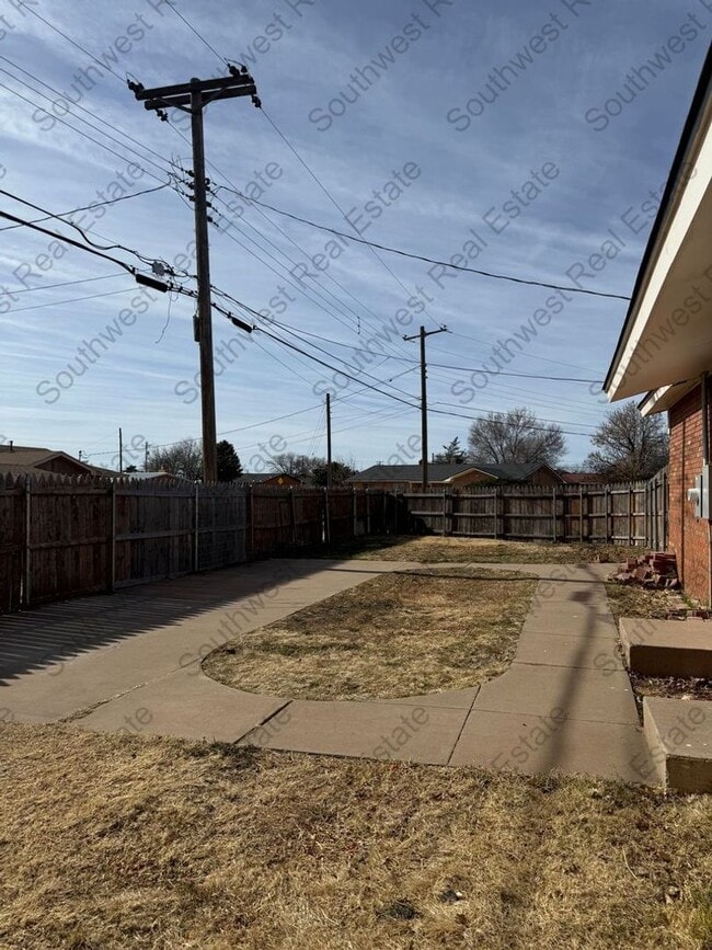 Building Photo - Spacious 4 bedroom 2 bath brick home