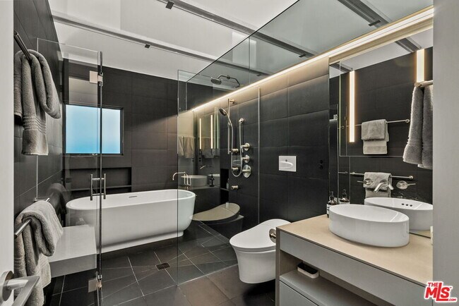 Building Photo - 1527 Cabrillo Ave