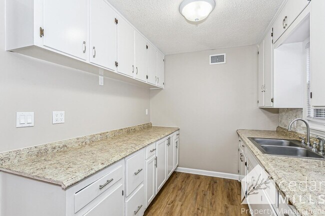 Building Photo - Large 3 Bedroom Ranch by South High