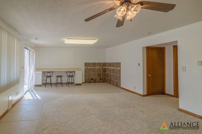Building Photo - Amazing, Spacious Home! Pet Friendly!