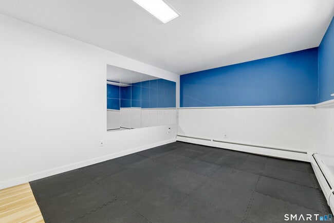 Building Photo - 10 College St