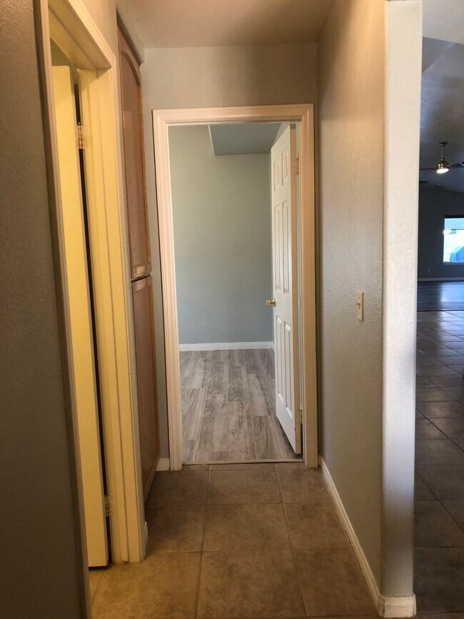 Building Photo - 3 bedroom 2 bathroom Home in Silver Lakes!...