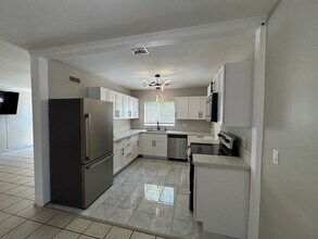 Building Photo - 6 BEDROOM 4 BATHROOM