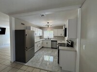 Building Photo - 6 BEDROOM 4 BATHROOM