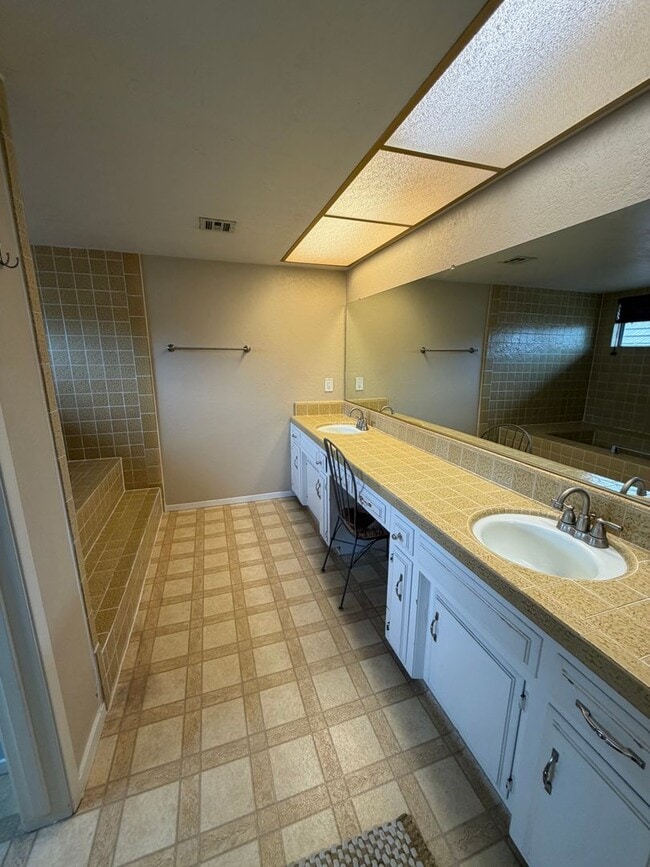 Building Photo - 2323 Easthills Dr