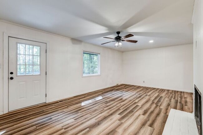 Building Photo - Private Home on Spacious Lot in Browns Sum...