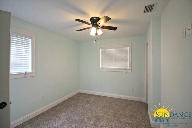 Building Photo - Beautiful Fully Renovated 3 Bedroom Home i...