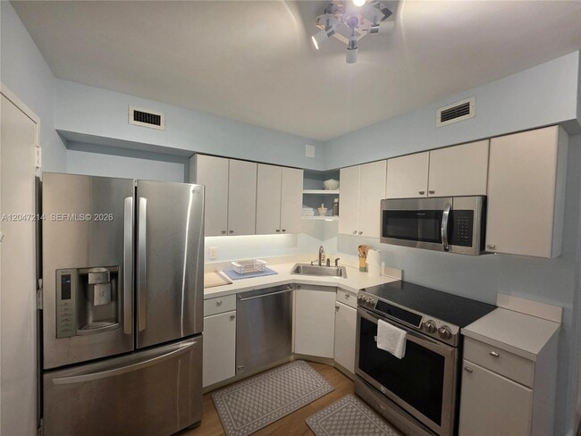Building Photo - 5151 Collins Ave