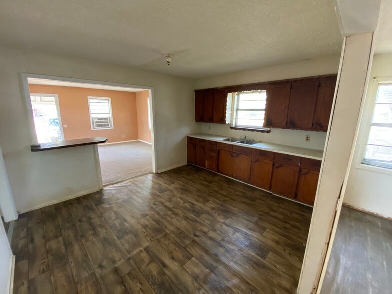 Building Photo - 501 E Broadway St