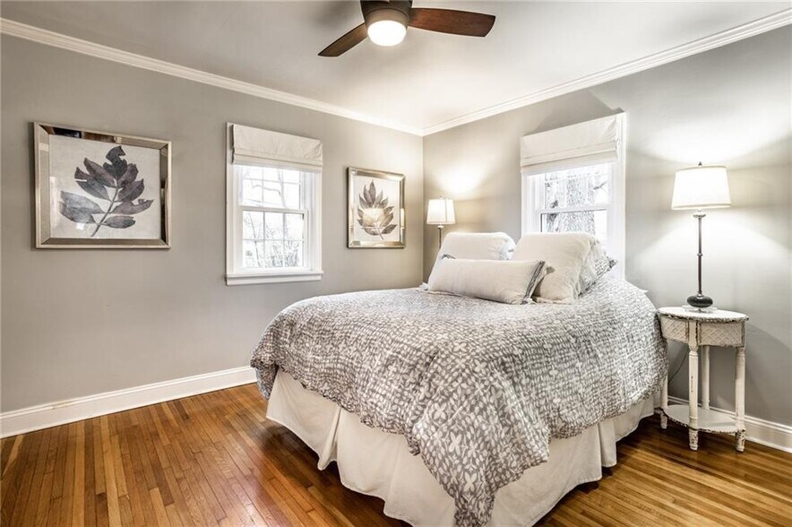 Building Photo - 5953 Rosslyn Ave