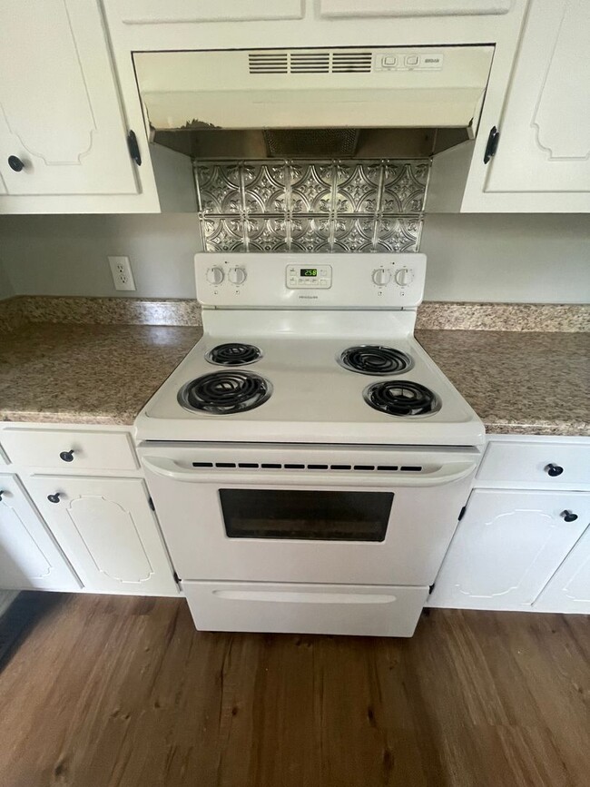 Building Photo - 3 Bedroom 1 Bath Ranch  Close to 385 Green...