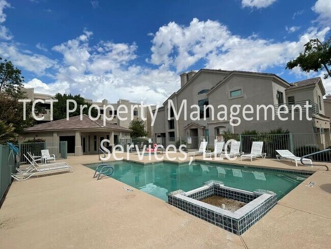 Building Photo - Gorgeous 2 Bedroom Townhome in Gate Commun...