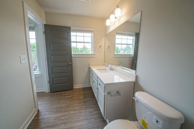 Building Photo - 305 Lorien Way