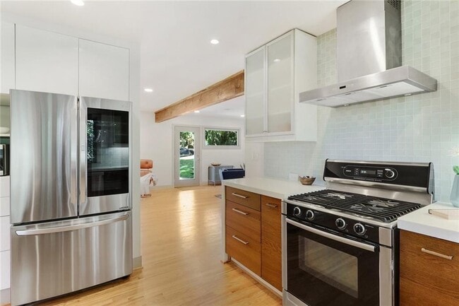 Building Photo - 1995 Commodore Ln