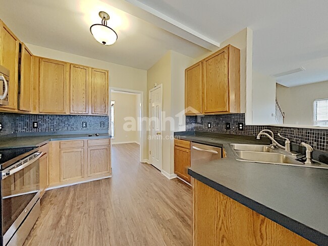 Building Photo - 1039 Vanguard Dr