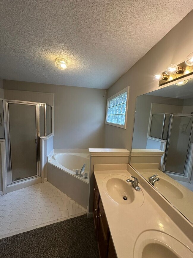Building Photo - Newly Painted Cordova Home Off Autumn Cree...
