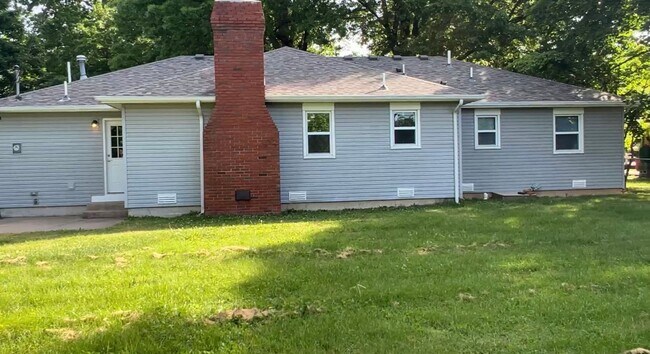 Building Photo - Recently Remodeled 3 Bed / 2 Bath near Mercy Hospital
