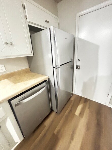 Building Photo - 309 W Vandament Ave