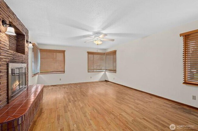 Building Photo - 501 N Oak St