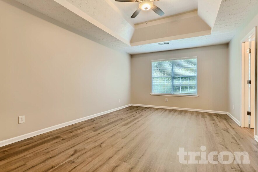 Building Photo - 10 St Charles Pl