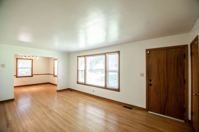 Building Photo - Pet Friendly Three Bedroom in Sango!