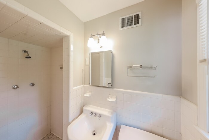 Building Photo - 2042 Idlewood Dr
