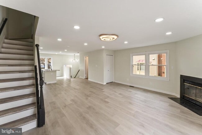 Building Photo - 8213 Roxbury Dr