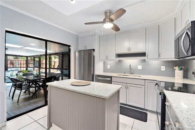 Building Photo - 5616 SE Riverboat Dr
