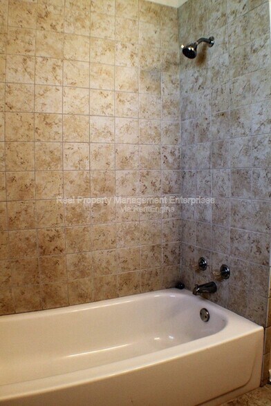 Building Photo - 516 Inwood Dr