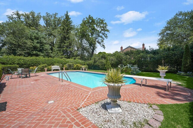 Building Photo - 7109 Radnor Rd