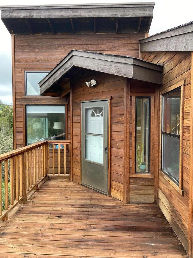 Primary Photo - 121 Scenic Dr