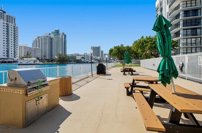 Building Photo - 800 Parkview Dr