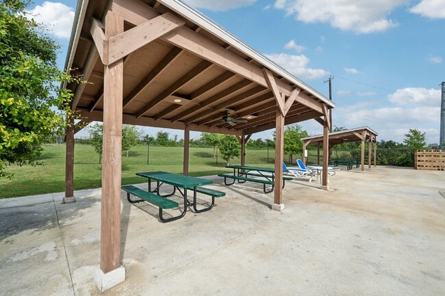 Building Photo - Price Improvement! This 4 bed, 2.5 bath ho...