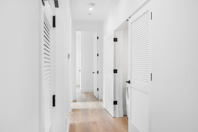 Building Photo - 603 N Harvard Blvd