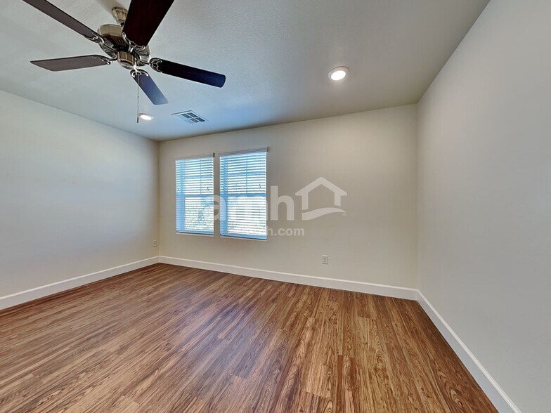 Building Photo - 1501 Garden Swing Ave