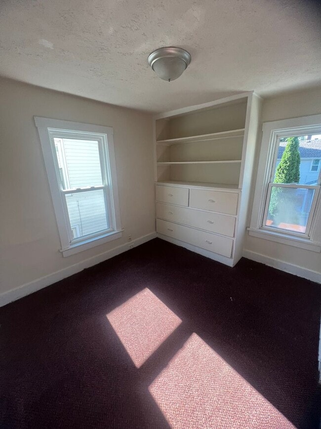 Building Photo - Large West Side 4 Bedroom House